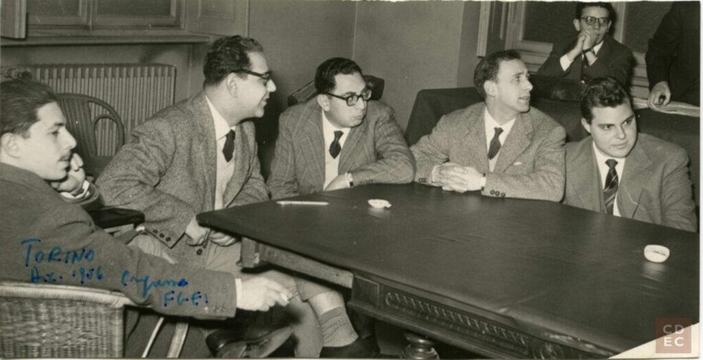 Congresso FGEI Torino 1956. Attorno al tavolo, alcuni dei promotori del CDEC, da sx: Robertino Di Castro; Roberto Bassi; Lello Massarek; Sergio Terracina; Lello Anav