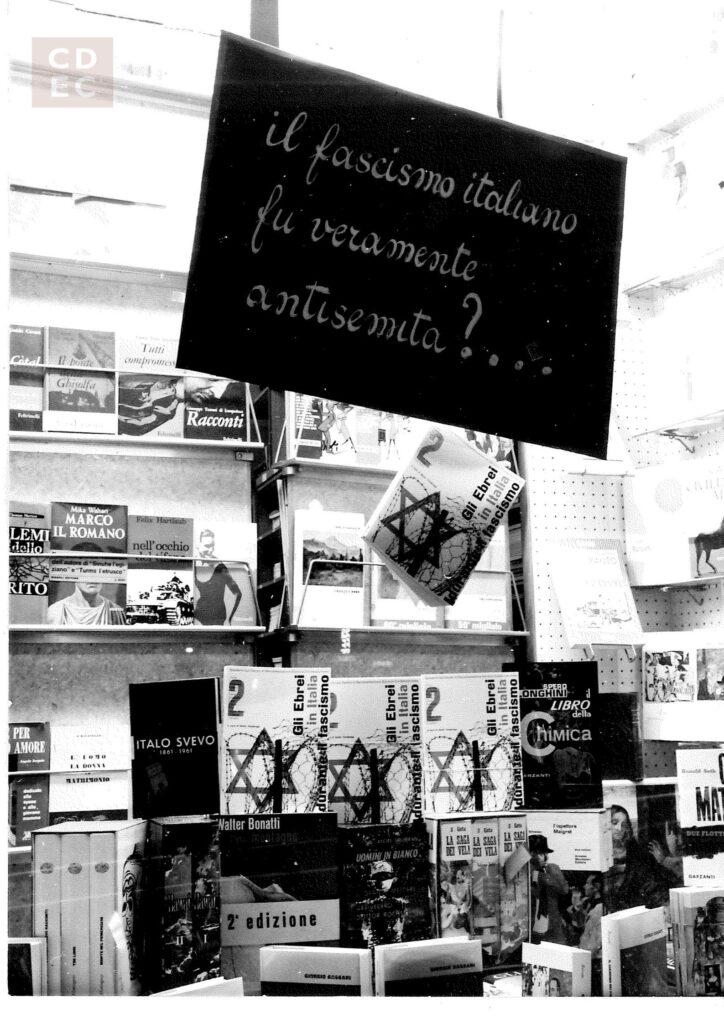 La copia del Secondo Quaderno esposta in una libreria di Monza, Archivio Fondazione CDEC